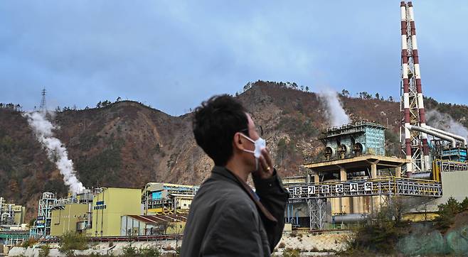 5일 오전 경북 봉화군 석포면 영풍 석포제련소 1공장 인근에 고사목과 헐벗은 야산의 모습이 보이고 있다. 봉화=임세준 기자