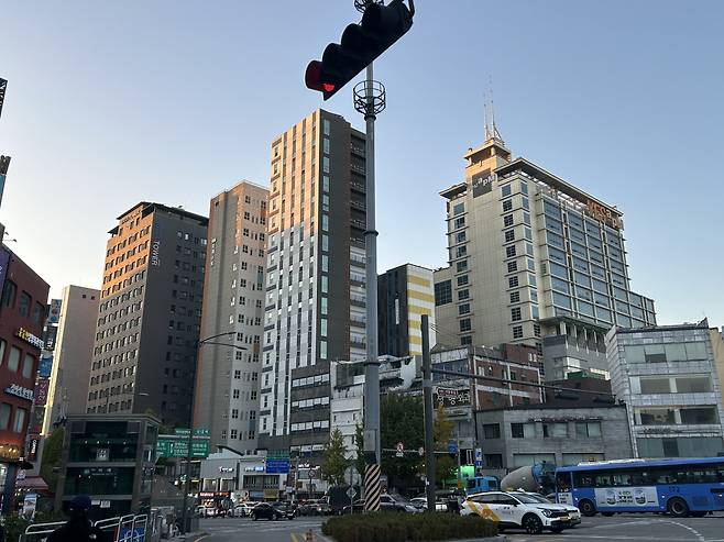 6일 오후 이대역 사거리에서 바라본 이대역 오피스텔 모습. [정주원 기자]