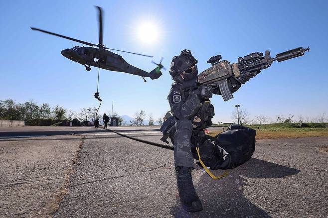7일 오전 서울 내 한 미사일방어부대에서 열린 통합방위훈련에서 수도방위사령부 수호신TF 장병들이 적 침투 상황에 대응하기 위해 헬기에서 강하해 경계하고 있다. 이번 훈련은 부대 내 적 드론 낙하 및 적 침투상황을 가정해 민관군경 합동으로 이뤄졌다. [연합]