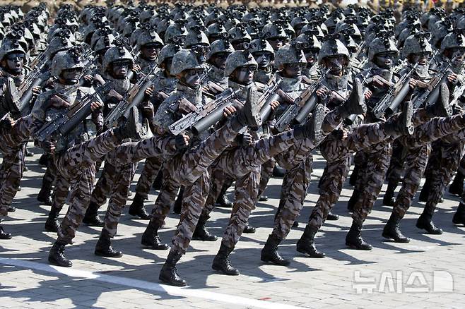 [평양=AP/뉴시스]북한 군인이 2018년 9월9일 북한 평양에서 열린 북한 건국 70주년 기념 열병식에서 행진하고 있다. 2024.11.07.