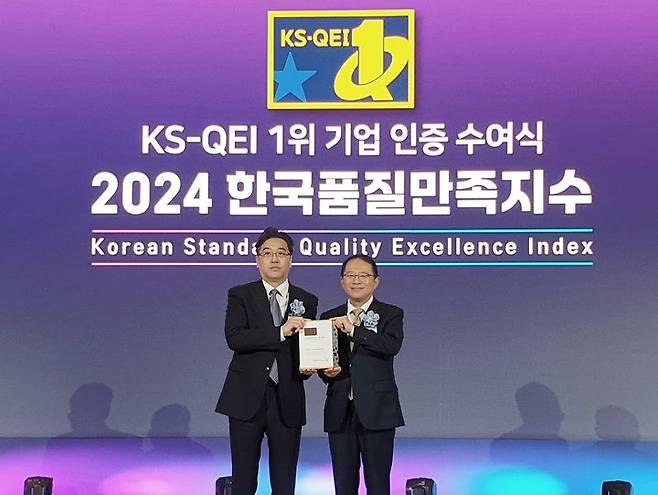 [대전=뉴시스] 한국타이어가 '2024 한국품질만족지수(KS-QEI)' 조사에서 자동차용 타이어 부문 1위 기업으로 선정됐다. 이경문(왼쪽) 한국타이어 고객품질보증담당 상무가 강명수 한국표준협회 회장과 시상식서 기념촬영을 하고있다.(사진=한국타이어 제공) *재판매 및 DB 금지