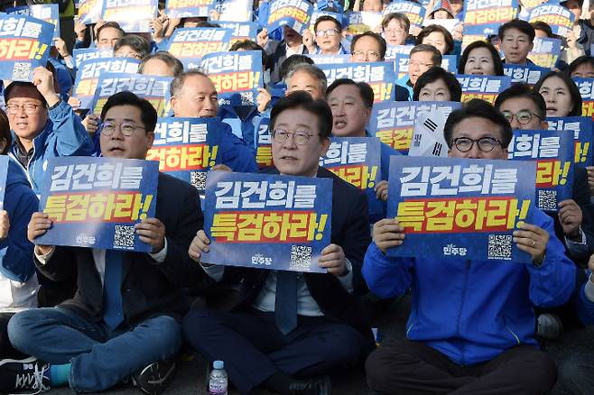 더불어민주당 이재명 대표가 2일 서울 중구 서울역 인근에서 열린 김건희·윤석열 국정농단 규탄·특검촉구 국민행동의 날 장외투쟁에서 박찬대 원내대표, 김민석 최고위원 등 참석자들과 피켓을 들어보이고 있다. 윤창원 기자