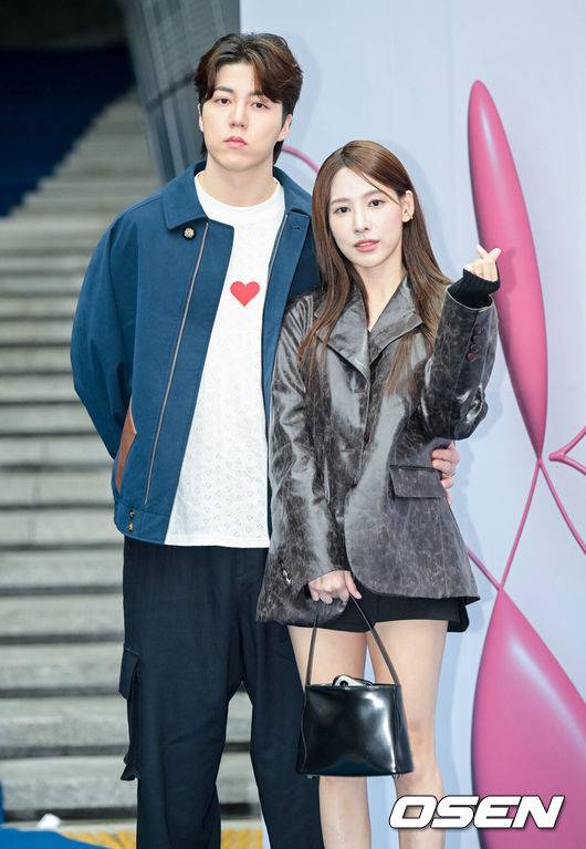[OSEN=조은정 기자]&nbsp;15일 서울 중구 동대문디자인플라자(DDP)에서 2023&nbsp;F/W&nbsp;서울패션위크 ‘비욘드클로젯’ 컬렉션 포토콜 행사가 열렸다.'환승연애' 희두, 나연 커플이 포즈를 취하고 있다. 2023.03.15 /cej@osen.co.kr