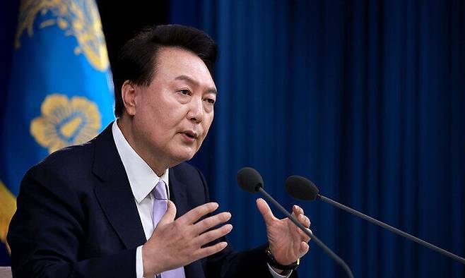 윤석열 대통령이 7일 오전 서울 용산 대통령실 청사 브리핑실에서 열린 '대국민담화 및 기자회견'에서 대국민 담화문을 발표하고 있다. 연합뉴스