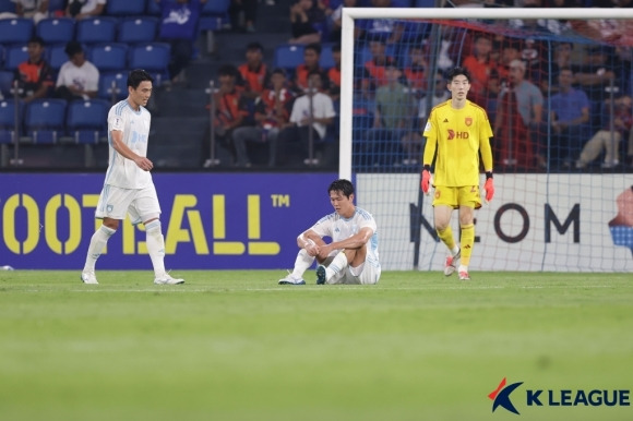 K리그 챔피언 울산 HD가 아시아축구연맹 챔피언스리그 엘리트에선 4경기 무득점 10실점으로 4연패 수렁에 빠졌다. 사진은 지난 5일 말레이시아 조호르에서 열린 리그 스테이지 4차전 조호르 원정경기에서 실점한 뒤 허탈한 표정을 짓고 있는 울산 선수들의 모습. 조호르 한국프로축구연맹 제공