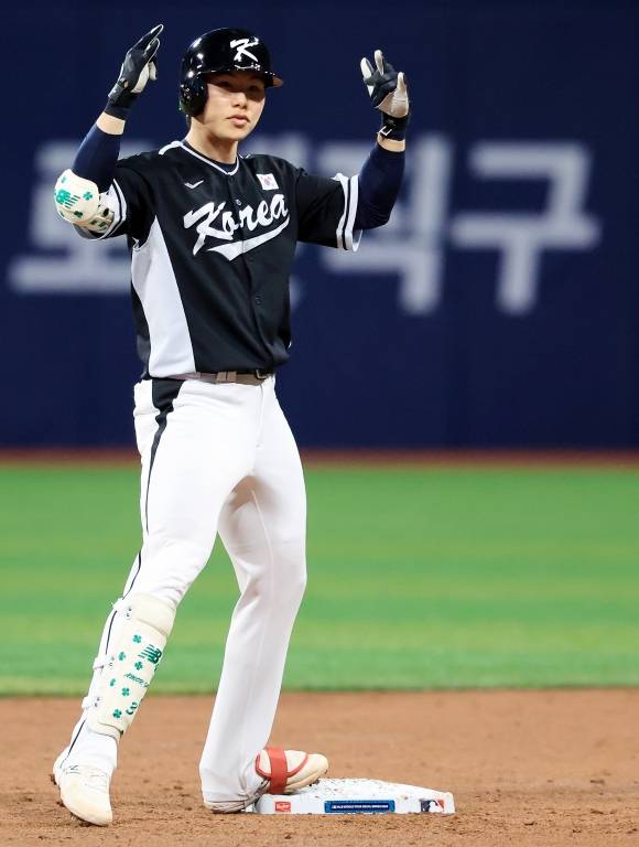 김혜성, 우측 담장 직격 2루타 - 김혜성, 우측 담장 직격 2루타     (서울=연합뉴스) 서대연 기자 = 18일 서울 고척스카이돔에서 열린 팀 코리아와 로스앤젤레스(LA) 다저스의 미국 프로야구(MLB) 서울시리즈 연습 경기. 3회초 무사 주자 1루, 팀 코리아 김혜성이 우측 담장을 직격하는 2루타를 친 뒤 2루에 나가 세리머니를 하고 있다.  2024.3.18 [공동취재]     dwise@yna.co.kr (끝)