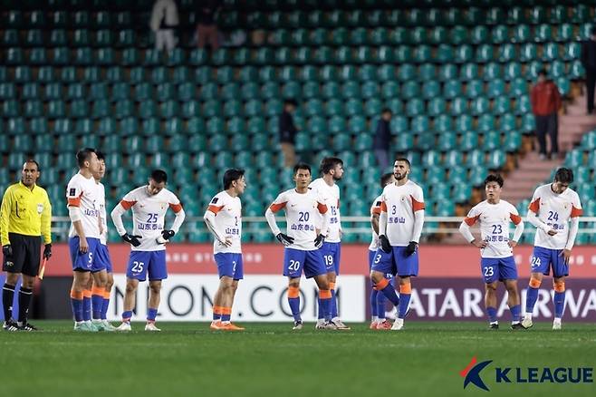 산둥 선수들이 6일 ACLE 포항전에서 2-4로 완패한 뒤 아쉬워하고 있다. 프로축구연맹 제공