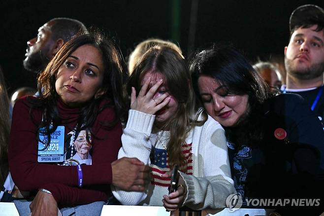 눈물 흘리는 해리스 지지자들 (워싱턴DC AFP=연합뉴스) 5일(현지시간) 하워드대학에 모인 해리스 지지자들이 눈물을 흘리고 있다. 2024.11.07