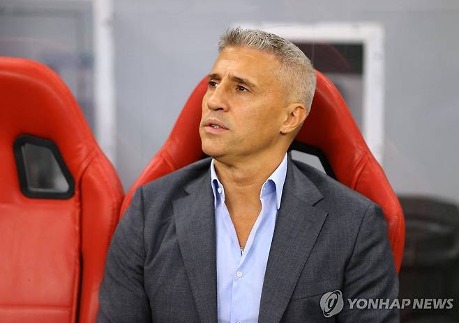 알아인 지휘봉을 내려놓은 에르난 크레스포 감독. [로이터=연합뉴스 자료사진]