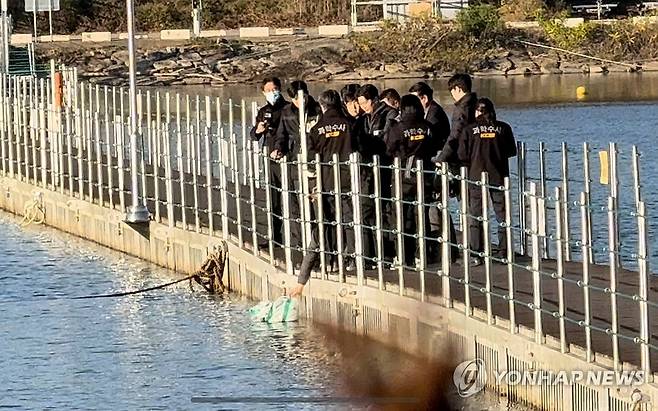 '훼손 시신' 북한강 유기한 군 장교 현장검증 (화천=연합뉴스) 강태현 기자 = 6일 강원 화천군 북한강에서 함께 근무하던 여성 군무원을 살해한 뒤 시신을 훼손하고 북한강에 유기한 현역 군 장교 A(38)씨에 대한 현장 검증이 진행되고 있다. 사진은 A씨가 다리 위에서 훼손된 시신이 담긴 봉투를 강 아래로 떨어뜨리는 범행 당시 상황을 재연하는 모습. 2024.11.6 taetae@yna.co.kr