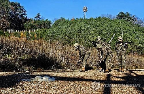 육군 36사단, 대남 오물 풍선 도발 대비 합동 훈련 실시     (평창=연합뉴스) 7일 강원 평창군 알펜시아 스키점프센터 일원에서 열린 북한 대남 오물 풍선 도발 상황 가정 민·관·군·경·소방 통합 훈련에서 육군 36사단 5분전투대기부대가 풍선 낙하지역 일대를 수색 정찰하고 있다.
    이날 훈련에는 36사단 화생방테러특수임무대CRST)와 평창대대, 군청·경찰서·소방서·의료원·강원개발공사, 국유림사무소, 드론기술원 관계자 등 70여명이 참가해 대 테러 작전 및 통합 방위 작전 수행 절차 숙달에 나섰다. 2024.11.7 [육군 36보병사단 제공.재판매 및 DB 금지]
    yangdoo@yna.co.kr
(끝)