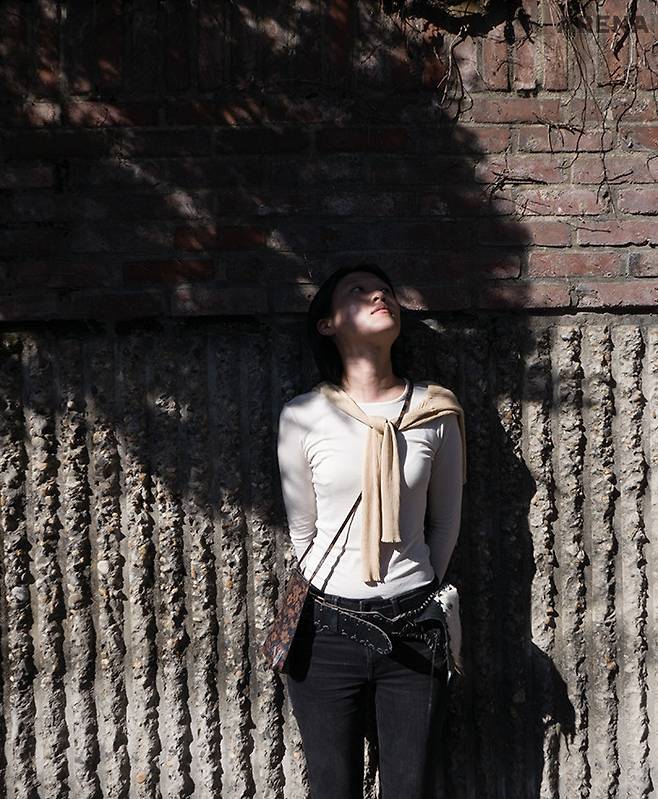 청운동의 담벼락 아래 지영.