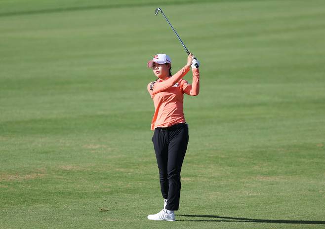 황유민이 7일 미국 하와이주 오아후섬의 호아칼레이 컨트리클럽에서 열린 LPGA 투어 롯데 챔피언십 1라운드에서 아이언 샷을 날리고 있다.(사진=대홍기획 제공)