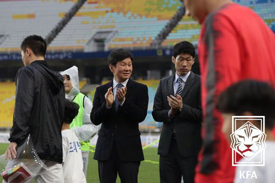 (왼쪽부터) 정몽규 대한축구협회장과 박지성 JS 파운데이션 이사장. 사진=대한축구협회