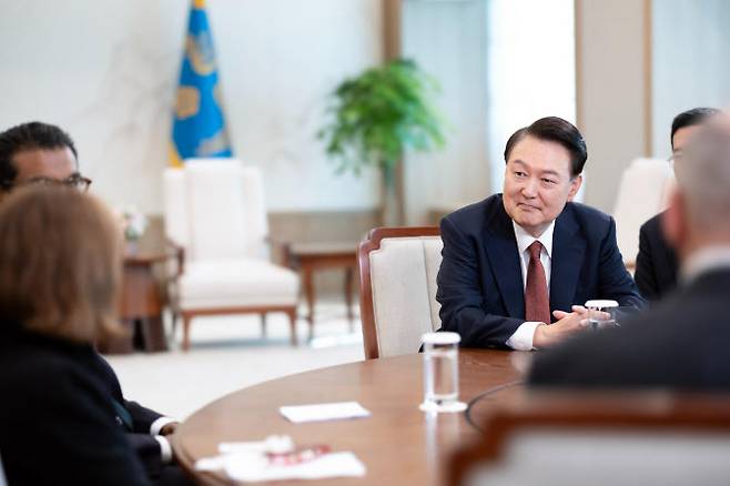 지난달 16일 서울 용산 대통령실에서 윤석열 대통령이 미국 주간지 뉴스위크와 인터뷰하고 있다.(사진=대통령실)