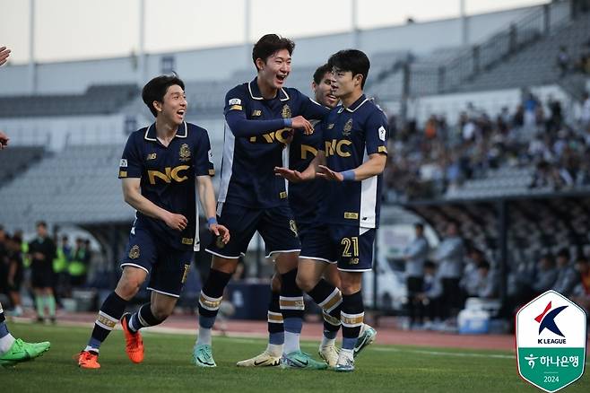 서울 이랜드 박민서가 골을 넣은 뒤 동료들과 함께 기뻐하고 있다 (한국프로축구연맹 제공)