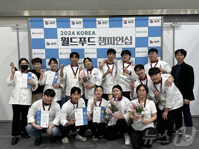 ‘2024 KOREA 월드푸드 챔피언십’에서 전원 수상한 한림성심대 호텔조리과 학생들.(한림성심대학교 제공)/뉴스1