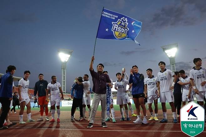 충남 아산 선수단이 지난 9월 안양전에서 승리한 뒤 단체 세리머니를 펼치고 있다. 사진 | 한국프로축구연맹