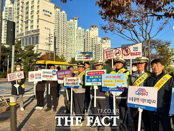 7일 아산시 관계자가 풍기2교차로에서 유관기관과 함께 교통사고 예방을 위한 합동 교통안전 캠페인을 전개한 후 기념사진을 찍고 있다. /아산시