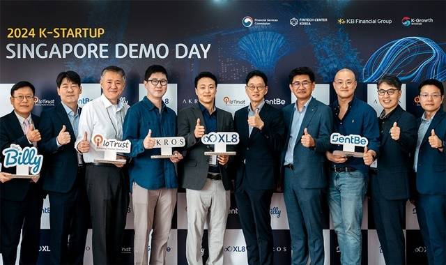 지난 7일 싱가포르에서 진행된 데모데이에서 참석자들이 기념촬영을 하고 있다. /KB금융그룹