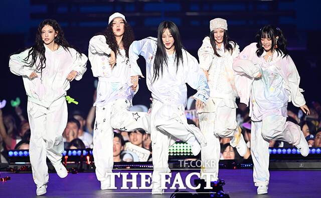 서울시의회 김혜영 국민의힘 의원이 서울시에서 받은 '최근 5년간(2020년~2024년) 홍보대사 보수지급 자료'에 따르면 뉴진스는 서울시 홍보대사 보수로 2억4000만원을 받았다. 사진은 지난 9월 8일 일본 오사카 '교세라 돔 오사카'에서 열린 '2024 더팩트 뮤직 어워즈'에서 뉴진스가 무대를 펼치고 있다. /더팩트 DB