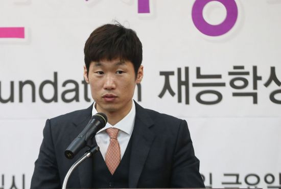 박지성 JS파운데이션 이사장이 최근 불미스러운 일로 대한축구협회가 국민의 신뢰를 잃어버린 와중에 마땅한 역할이 있다면 돕고 싶다는 뜻을 밝혔다. 연합뉴스