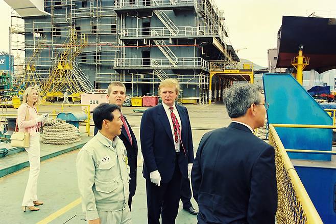 Donald Trump (second from the right), then a real estate developer, visited Daewoo Shipbuilding & Marine Engineering’s Okpo shipyard (now Hanwha Ocean) in Geoje, South Korea, in June 1998. Trump made his first visit to South Korea to discuss investment in "Daewoo Trump World," a proposed luxury residential and commercial complex. He toured various sites, including the shipyard and Daewoo Motors in Gunsan, Jeollanam-do. His eldest son, Donald Trump Jr. (third from the right), and his second wife, actress Marla Maples (far left), joined him. Trump, according to reports, requested to climb the 100-meter Goliath crane, where he repeatedly exclaimed, “Wonderful, amazing,” as noted by those present. /Chosun DB