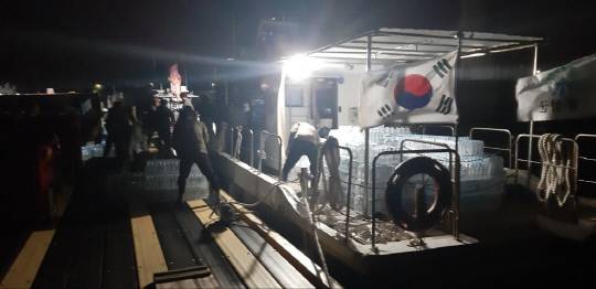 충남 홍성군이 어업지도선인 '홍주천년호'를 동원해 단수지역인 '죽도'에 생수를 배달했다. 홍성군 제공