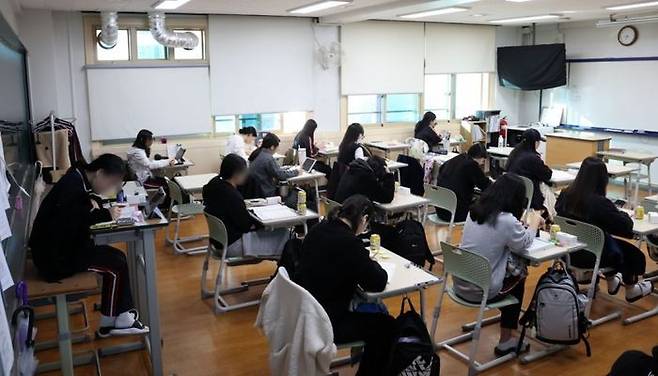 2025학년도 대학수학능력시험을 열흘 앞둔 지난 4일 부산 금정구 부산대학교사범대학부설고등학교 3학년 교실에서 수험생들이 막바지 공부에 열중하고 있다.ⓒ연합뉴스
