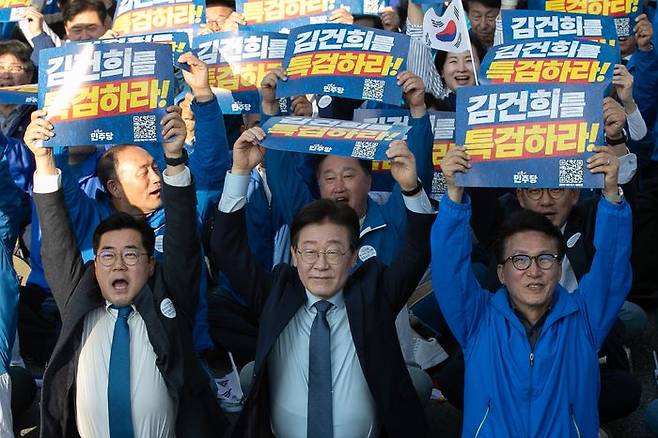 이재명 더불어민주당 대표와 지도부를 비롯한 당원들이 지난 2일 서울역 인근에서 열린 '김건희·윤석열 국정농단 규탄 및 특검 촉구 국민행동의 날' 집회에서 손피켓을 들고 구호를 외치고 있다. ⓒ뉴시스