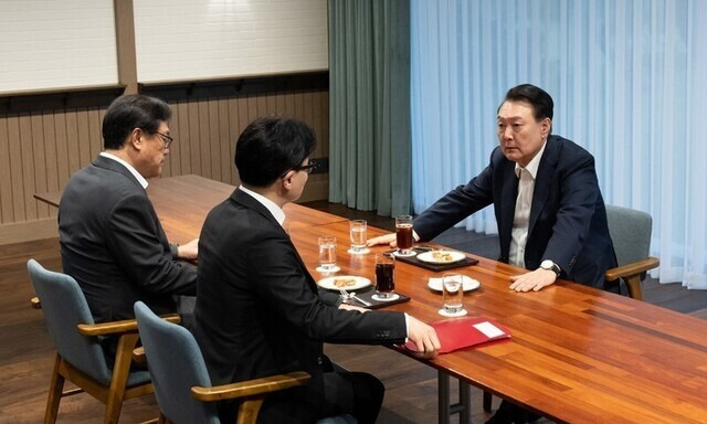 윤석열 대통령이 10월 21일 서울 용산 대통령실 앞 파인그라스에서 국민의힘 한동훈 대표를 만나 대화하고 있다. 이 자리에는 정진석 대통령 비서실장이 배석했다. 대통령실 제공