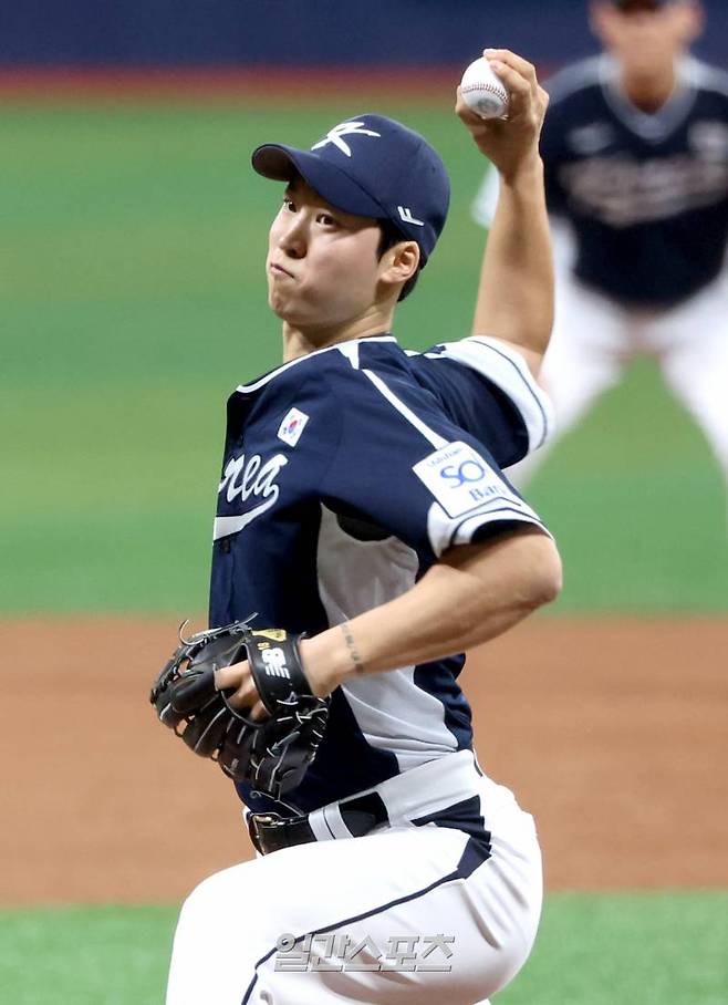 2024 세계야구소프트볼연맹(WBSC) 프리미어12에 참가하는 대한민국 야구대표팀과 쿠바 대표팀과의 평가전 2차전이 2일 오후 서울 고척스카이돔에서 열렸다. 4회 구원등판한 엄상백이 역투하고 있다. 고척=김민규 기자 mgkim1@edaily.co.kr