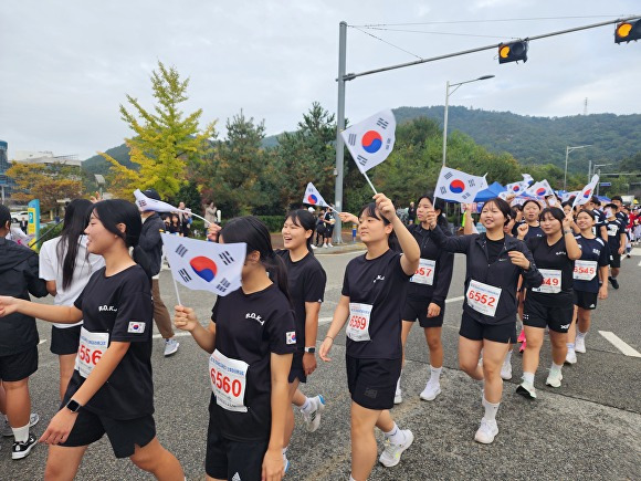 제 37회 전라남도 교육감기 단축마라톤에  참가한 학생들이 태극기를 들고 환호하고 있다. [사진=전라남도교육청]