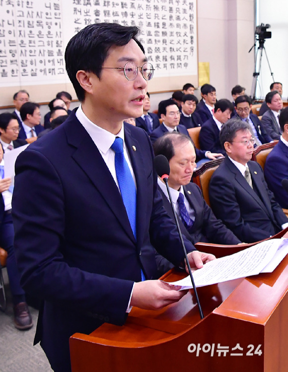 장경태 국회 법제사법위원회 예산결산기금심사소위원장이 8일 오전 열린 서울 여의도 국회 법제사법위원회 전체 회의에서 심사 보고를 하고 있다. [사진=곽영래 기자]