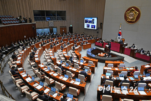 한덕수 국무총리가 8일 국회에서 열린 예산결산특별위원회 전체회의에서 윤석열 대통령의 대국민 담화 및 기자회견 관련 질의를 듣고 있다. [사진=곽영래 기자]