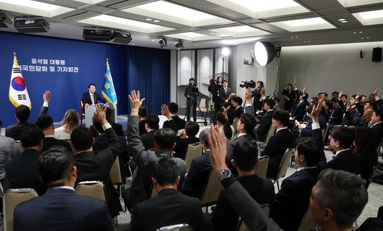 윤석열 대통령이 7일 서울 용산 대통령실 청사 브리핑실에서 열린 ‘대국민담화 및 기자회견’에서 취재진의 질문을 받고 있다. 윤 대통령은 이날 오전 10시부터 15분간 대국민담화문을 읽은 뒤 정치 현안, 외교안보, 경제·사회 분야에 걸쳐 125분 동안 취재진의 질문을 받았다. [뉴시스]