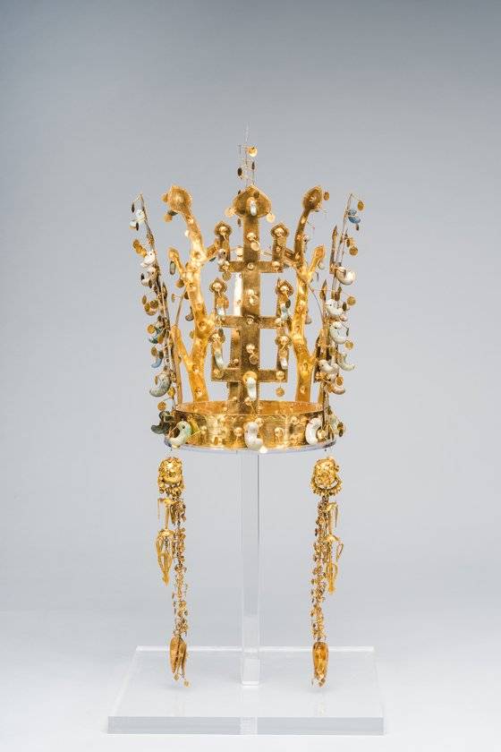 국립중앙박물관 소장 '서봉총 금관'(신라 5세기, 높이 35cm, 지름18.2cm)이 시카고박물관 한국실 재개관전에 선보인다. 사진 국립중앙박물관