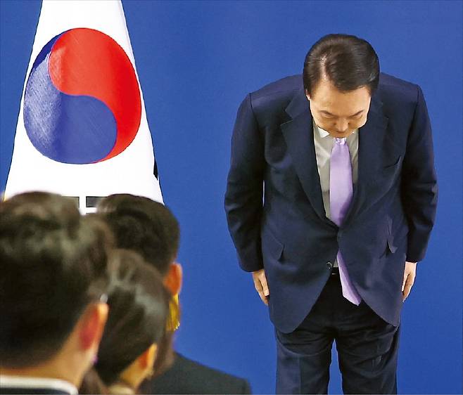 < “모든 것이 제 불찰” > 윤석열 대통령이 7일 용산 대통령실에서 열린 대국민 담화 및 기자회견에서 “국민 여러분께 죄송하다는 진심 어린 사과의 말씀을 드린다”고 말한 뒤 고개를 숙이고 있다.  /김범준 기자