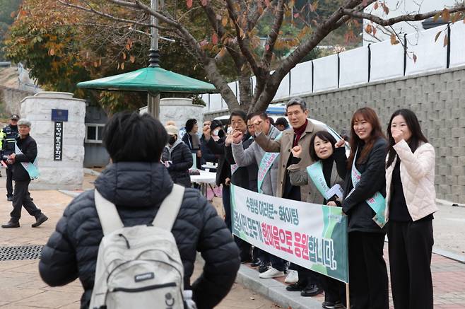 지난해 수능 당일 이동고를 찾은 이강덕 시장이 수험생들을 응원하고 있다. 포항시 제공