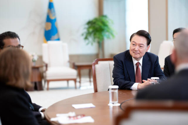 지난달 16일 서울 용산 대통령 집무실에서 진행된 윤석열 대통령의 뉴스위크 인터뷰 모습. 연합뉴스