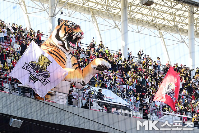 한국시리즈에서 열광적인 응원을 보낸 KIA 팬들. 사진=김영구 기자