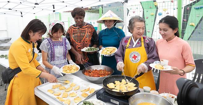 서울 양천구 대한적십자사 서울지사 서부 봉사관에서 열린 '다같이학교 한가위축제'에서 다문화 이웃들이 한국 추석음식 체험을 하고 있다. /사진=뉴스1