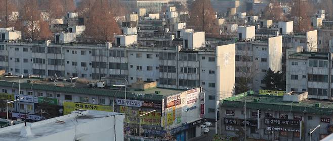 HDC현대산업개발과 계약을 해지한 서울 강서구 방화6주택재건축(방화6구역) 조합이 새 시공사 선정 절차를 개시했다. 업계 1위 삼성물산 건설부문과 한화 건설부문이 입찰 참여를 검토하고 있다. 사진은 서울의 한 재건축 아파트 단지로 기사 내용과는 관계 없음. /사진=뉴스1