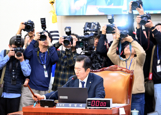 정청래 국회 법제사법위원회위원장이 8일 오전 서울 여의도 국회에서 열린 법사위 전체회의에서 의사봉을 두드리고 있다. 박윤슬 기자