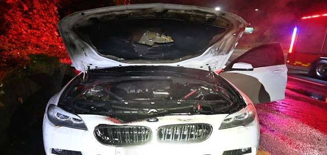 [대구=뉴시스] 8일 오전 3시43분께 대구 북구 서변동 서변남로 한 도로를 달리던 BMW 5시리즈 차량에서 화재가 발생했다. (사진=대구강북소방서 제공) 2024.11.08. photo@newsis.com *재판매 및 DB 금지