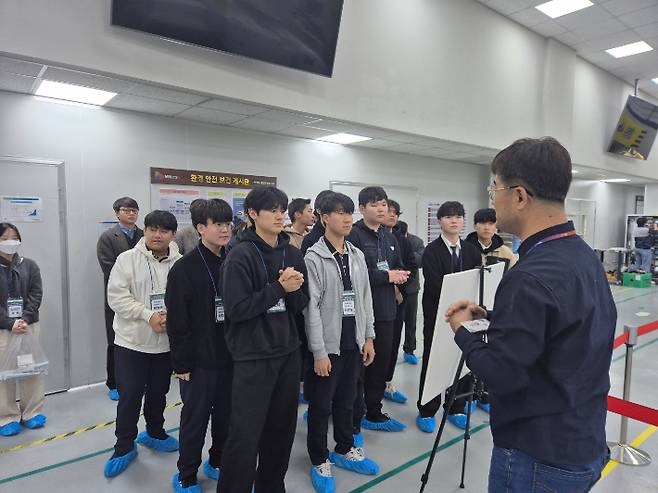 반도체 기업 탐방단이 삼성반도체 협력PM사 현장을 견학해 설명을 듣고 있다. 대구대 제공