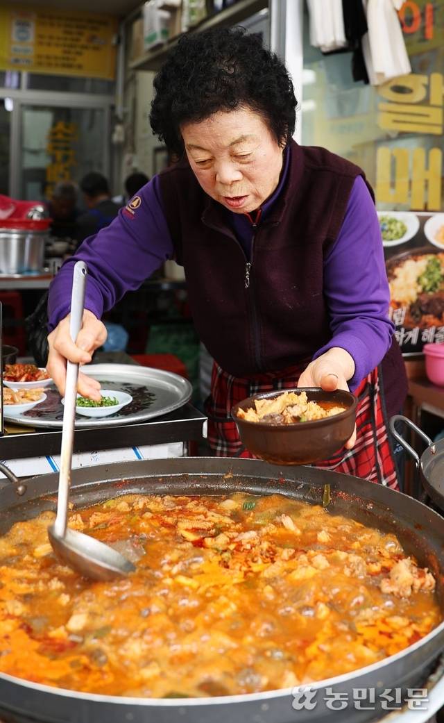 대구 달성군 현풍백년도깨비시장에 있는 ‘십이리할매소구레국밥’. 매주 수요일 인근 도축장에서 가져온 수구레를 60㎏씩 손질한다.