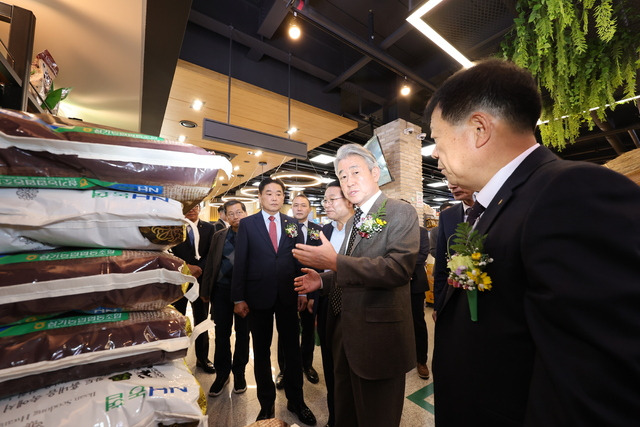 7일 열린 전북 익산 금마농협 로컬푸드 복합문화센터 완공 기념식에서 강호동 농협중앙회장, 정헌율 익산시장, 백낙진 금마농협 조합장 등이 매장 내 쌀 판매대를 살펴보고 있다. 김병진 기자.