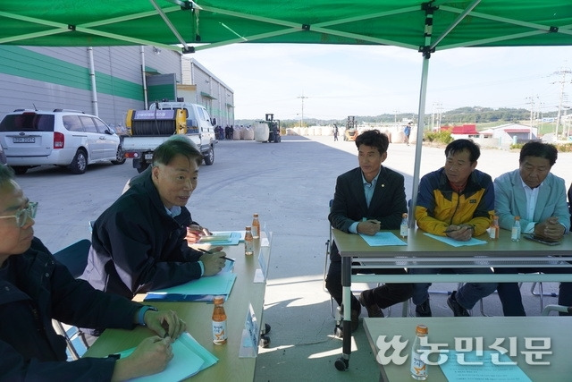 박성우 국립농산물품질관리원장(왼쪽 두번째)이 7일 해남군 황산면에 있는 공공비축미곡 매입 현장을 방문해 현장 간담회를 열었다.