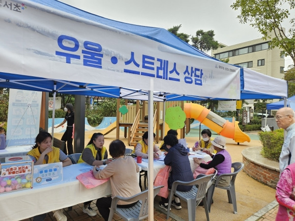 서울 서초구에서 자살 예방 캠페인 행사가 진행되고 있다. 서초구 제공